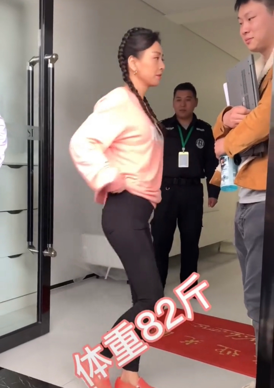 50岁张庭有多自律23年不沾米体重82斤当众自夸小蜜臀