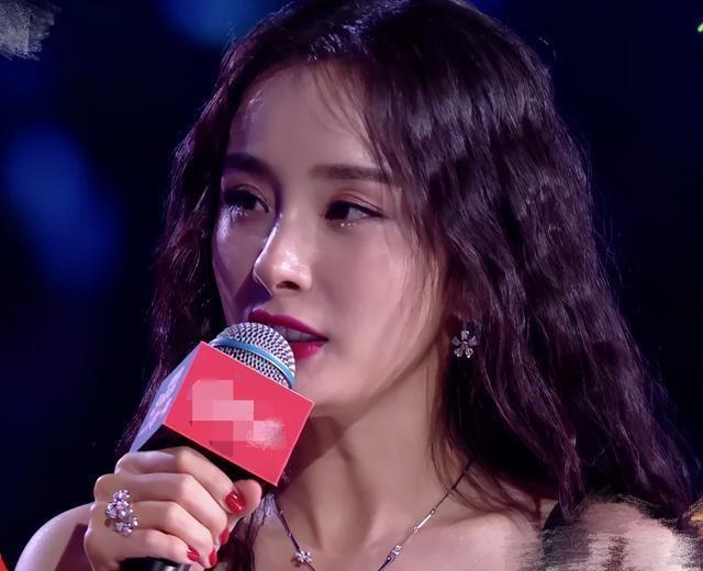 迪丽热巴|女明星造型全翻车？郑爽窗帘刘海拖后腿，热巴油光满面眉毛太粗犷