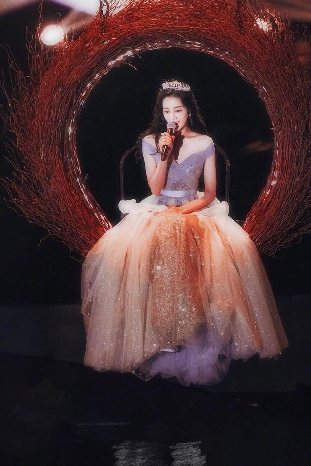 迪丽热巴|女明星造型全翻车？郑爽窗帘刘海拖后腿，热巴油光满面眉毛太粗犷