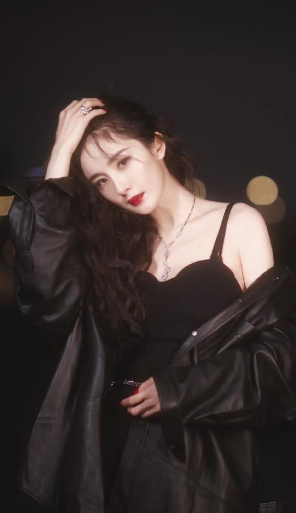 迪丽热巴|女明星造型全翻车？郑爽窗帘刘海拖后腿，热巴油光满面眉毛太粗犷