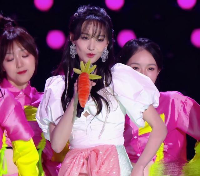 迪丽热巴|女明星造型全翻车？郑爽窗帘刘海拖后腿，热巴油光满面眉毛太粗犷