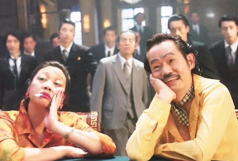 包租公包租婆罕同框68岁元华身材发福70岁元秋翘二郎腿太霸气