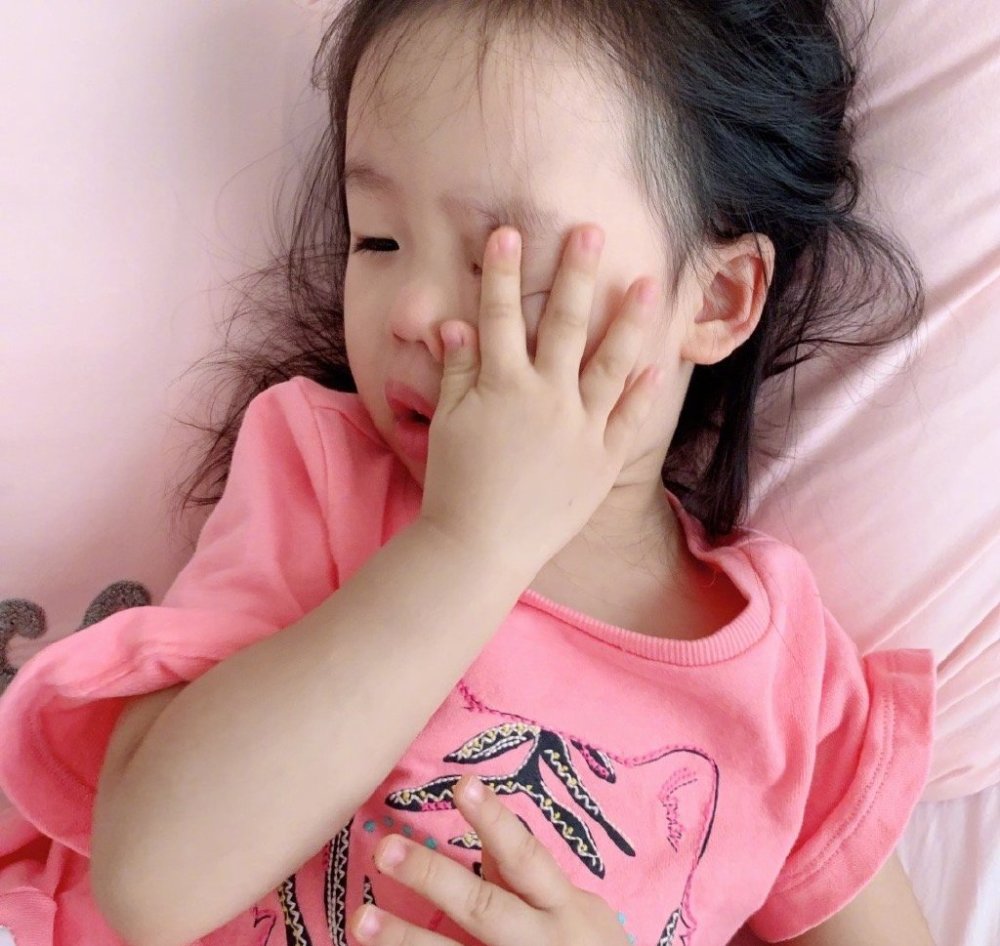 伊能静晒女儿抠鼻照,遭网友言语攻击,如今这位网友要倒霉了