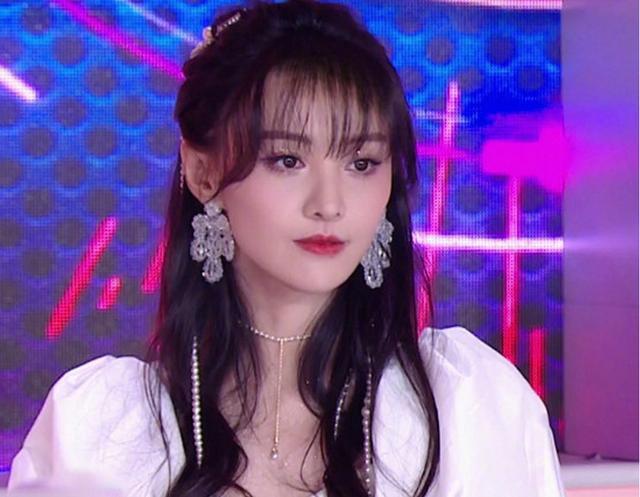 如果说这个舞台走的是成年人路线的话,那么郑爽和时代少年团的舞台走