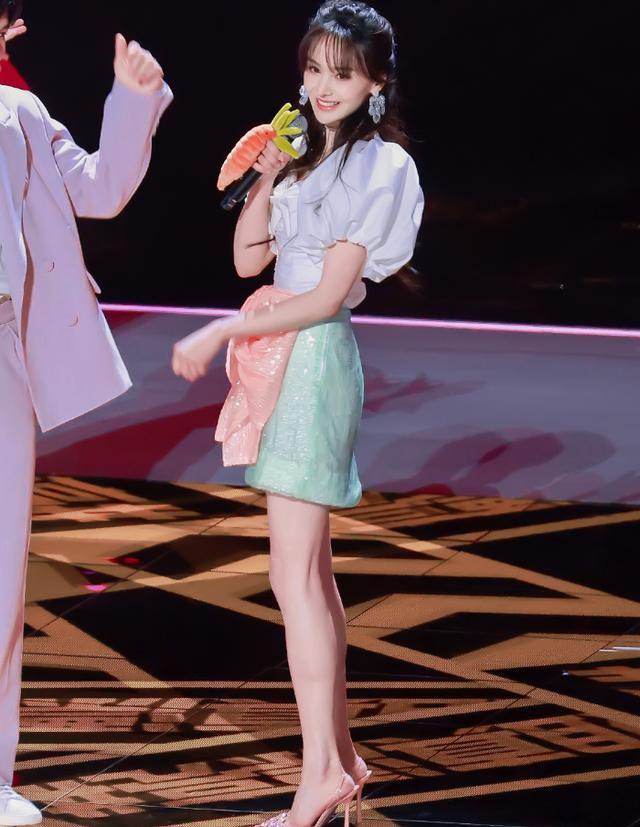 郑爽与时代少年团同框合唱,这腿也太瘦了