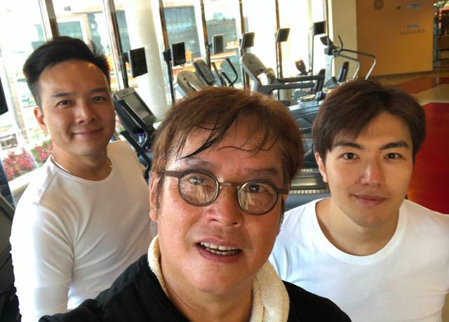 谭咏麟|70岁谭咏麟现身商演，舞台简陋仍认真彩排，冻到手发红依旧卖力