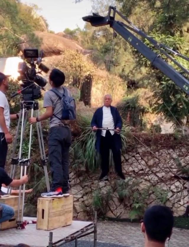 谭咏麟|70岁谭咏麟现身商演，舞台简陋仍认真彩排，冻到手发红依旧卖力