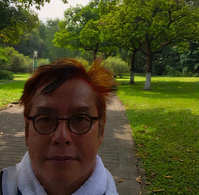 谭咏麟|70岁谭咏麟现身商演，舞台简陋仍认真彩排，冻到手发红依旧卖力