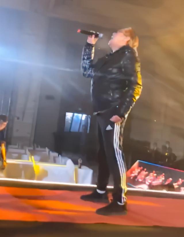 谭咏麟|70岁谭咏麟现身商演，舞台简陋仍认真彩排，冻到手发红依旧卖力