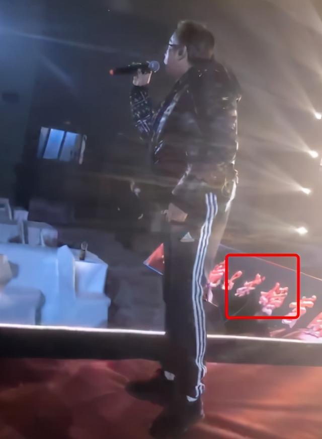 谭咏麟|70岁谭咏麟现身商演，舞台简陋仍认真彩排，冻到手发红依旧卖力