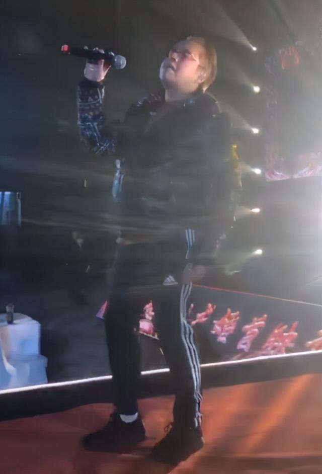 谭咏麟|70岁谭咏麟现身商演，舞台简陋仍认真彩排，冻到手发红依旧卖力