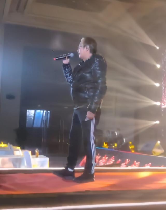 谭咏麟|70岁谭咏麟现身商演，舞台简陋仍认真彩排，冻到手发红依旧卖力