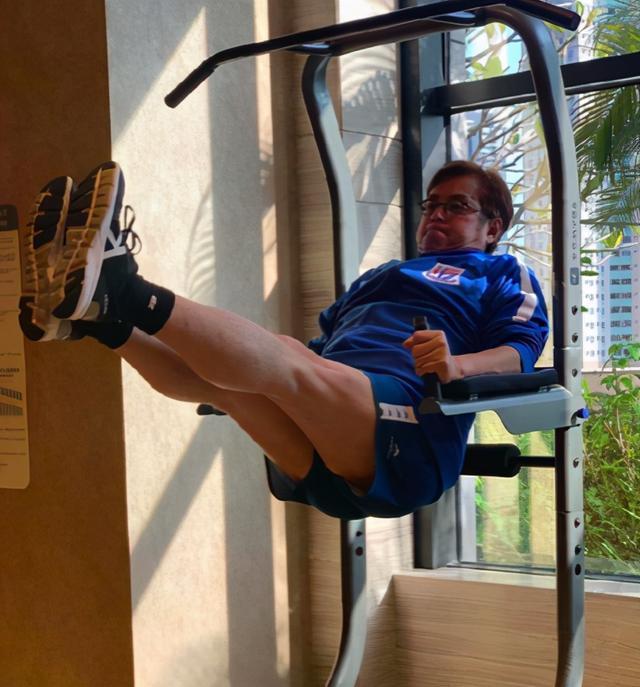 谭咏麟|70岁谭咏麟现身商演，舞台简陋仍认真彩排，冻到手发红依旧卖力