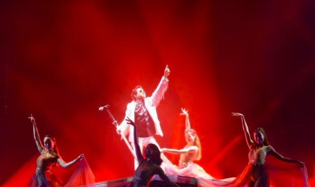 谭咏麟|70岁谭咏麟现身商演，舞台简陋仍认真彩排，冻到手发红依旧卖力