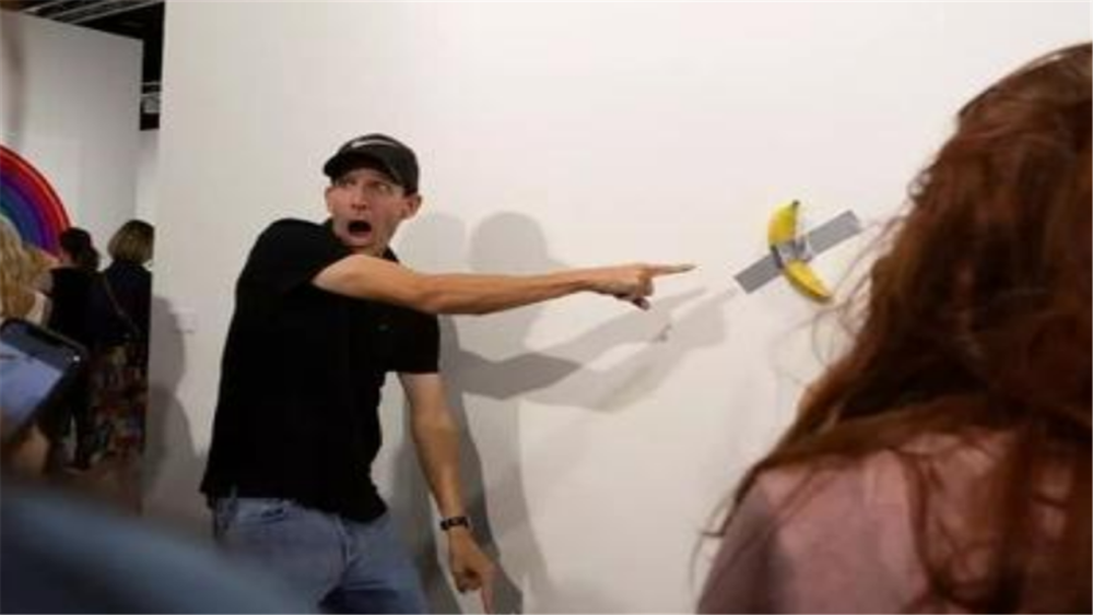 莫瑞吉奥·卡特兰|一根香蕉被拍出85万天价，却被游客一口干掉，游客啥结局？