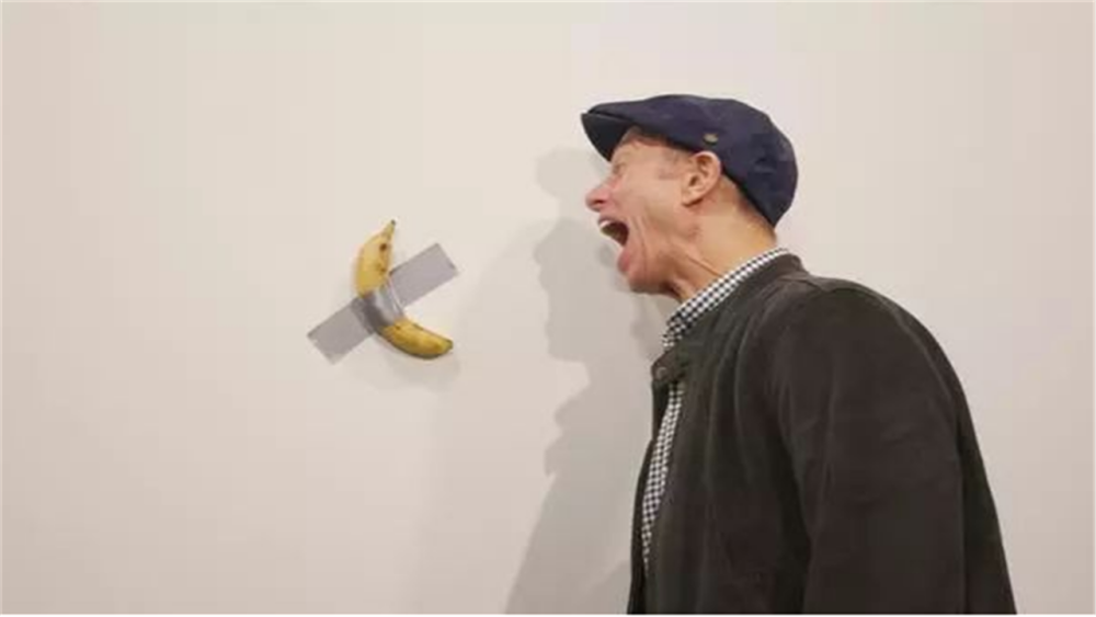 莫瑞吉奥·卡特兰|一根香蕉被拍出85万天价，却被游客一口干掉，游客啥结局？