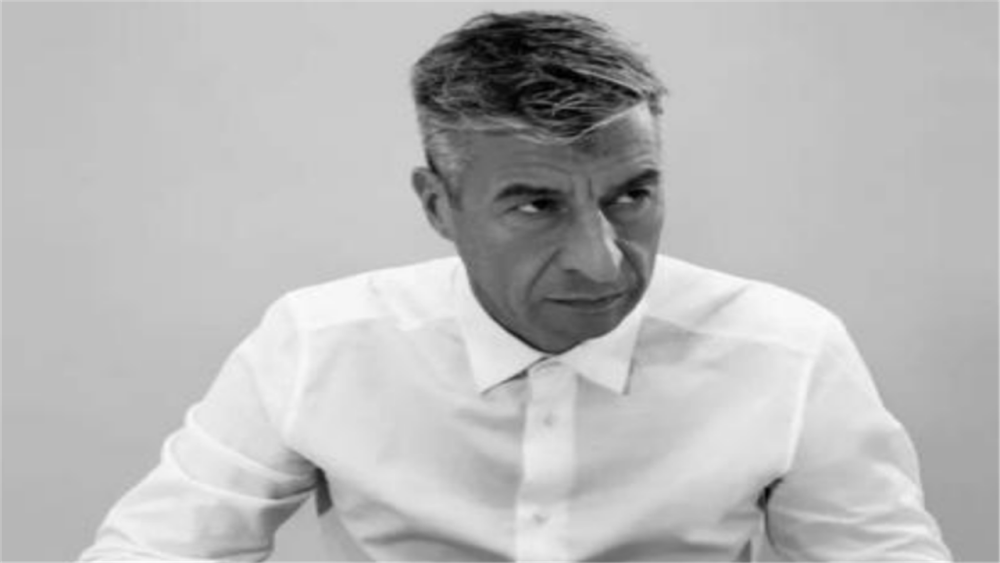 莫瑞吉奥·卡特兰|一根香蕉被拍出85万天价，却被游客一口干掉，游客啥结局？