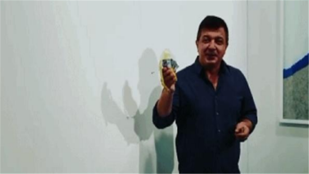 莫瑞吉奥·卡特兰|一根香蕉被拍出85万天价，却被游客一口干掉，游客啥结局？