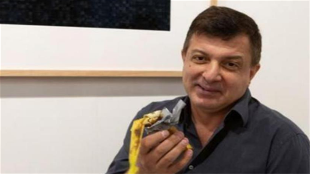 莫瑞吉奥·卡特兰|一根香蕉被拍出85万天价，却被游客一口干掉，游客啥结局？