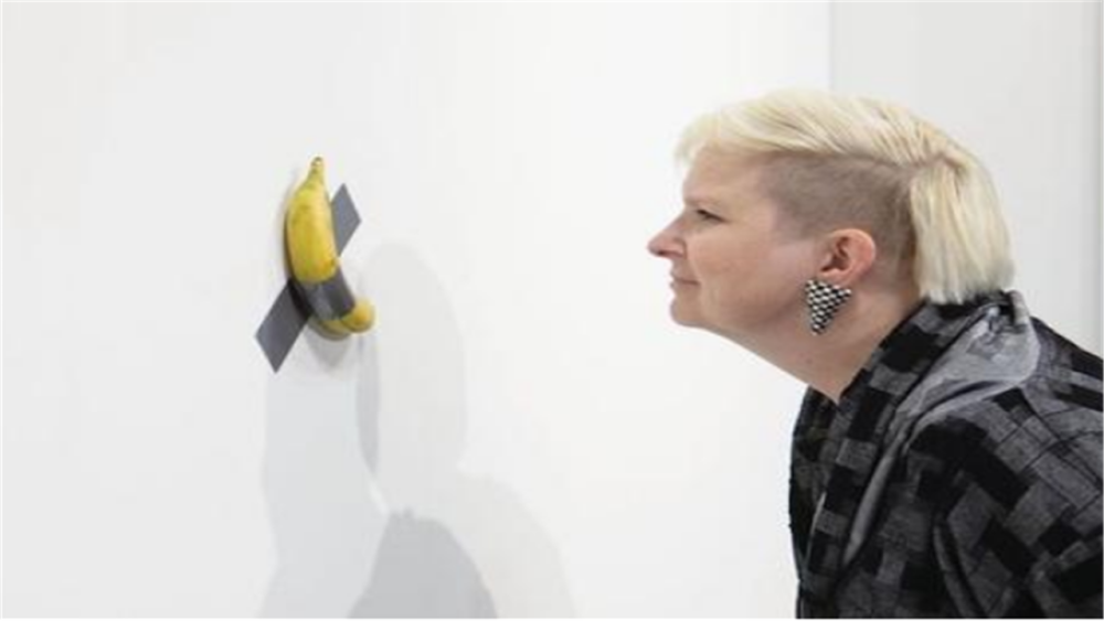 莫瑞吉奥·卡特兰|一根香蕉被拍出85万天价，却被游客一口干掉，游客啥结局？