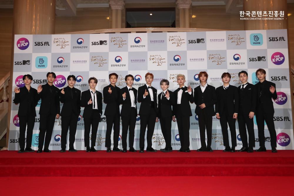 防弹少年团|SEVENTEEN再获一位成三冠王，复古风帅气，势头不输前辈防弹少年团