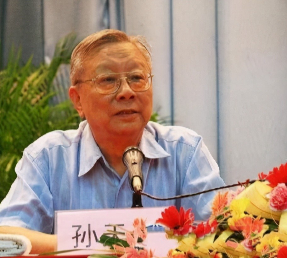 后来孙天义回国之后,去拜祭了黄帝陵,当他步入黄土高原之后,见到了