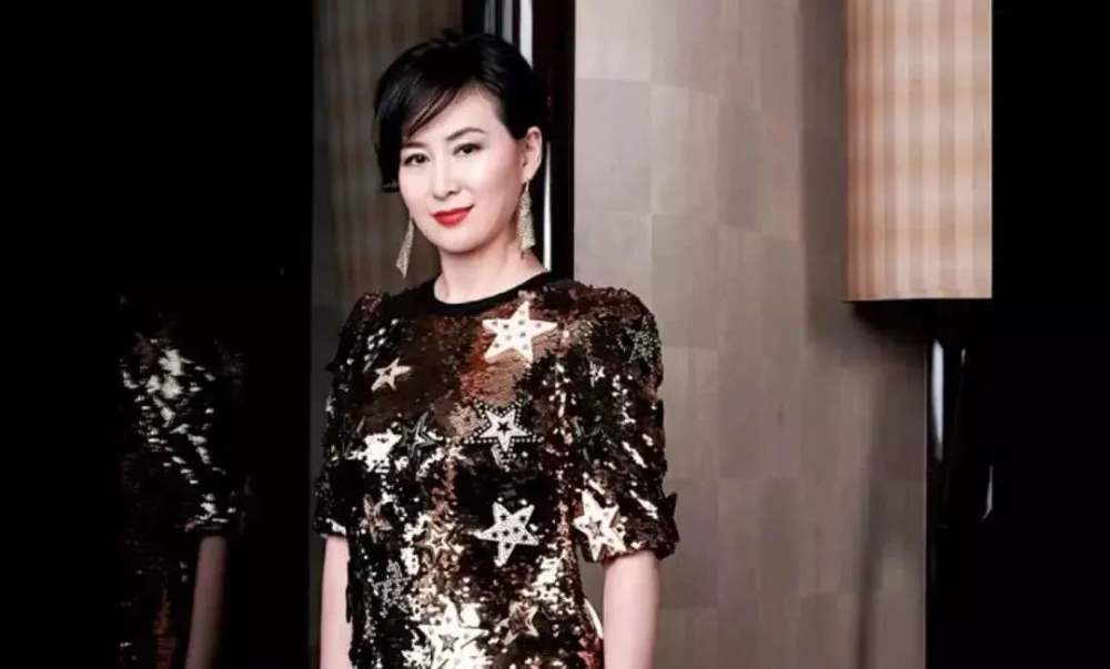 何超琼|赌王58岁千金何超琼生图，穿旧衣不惧发福，却没人敢说她不美