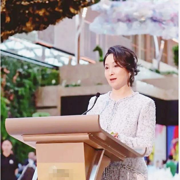 何超琼|赌王58岁千金何超琼生图，穿旧衣不惧发福，却没人敢说她不美