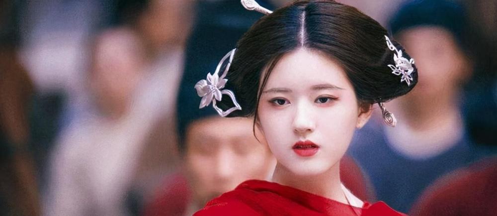 赵露思|赵露思紧急辟谣“表白肖战”！流量明星被粉丝控制，尔冬升才骂过