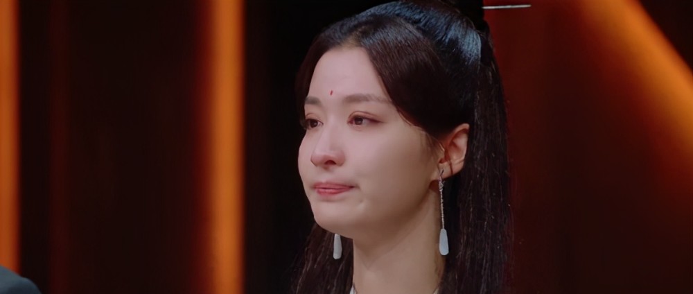 赵露思|赵露思紧急辟谣“表白肖战”！流量明星被粉丝控制，尔冬升才骂过