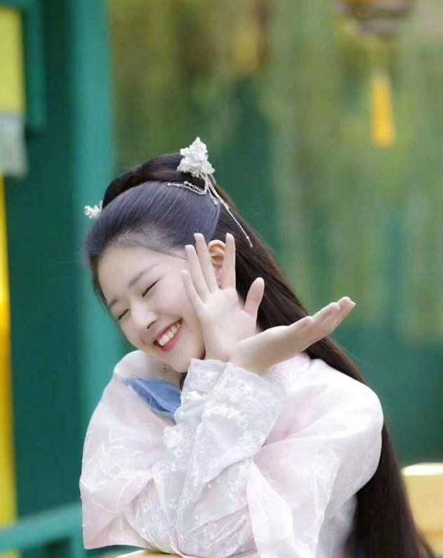 赵露思|赵露思紧急辟谣“表白肖战”！流量明星被粉丝控制，尔冬升才骂过