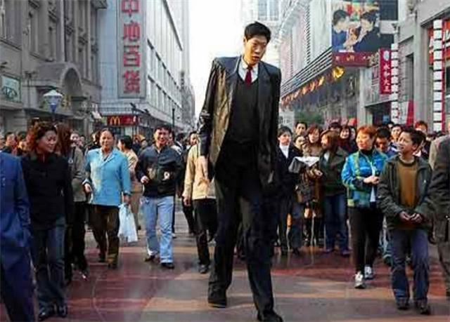 中国第一巨人身高2米42,结婚19年无子,1米6娇妻回应:不方便!_腾讯新闻