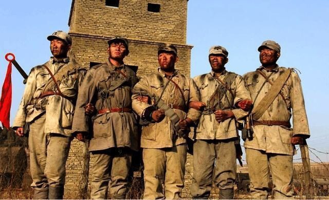 红军或八路军转移到一个村子驻扎时,往往会受到村中老百姓的欢迎