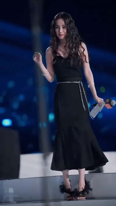 沈腾|沈腾不按套路出牌，杨幂扶了个寂寞，网友：热水袋终究是错付了