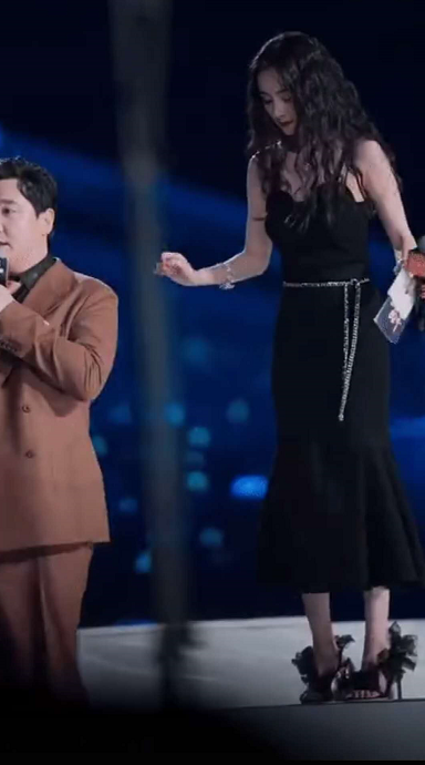 沈腾|沈腾不按套路出牌，杨幂扶了个寂寞，网友：热水袋终究是错付了