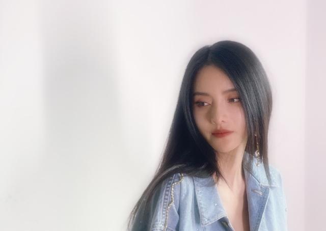 金瀚官宣恋情后狂秀恩爱陪大6岁女友秋游张芷溪素颜出镜超少女