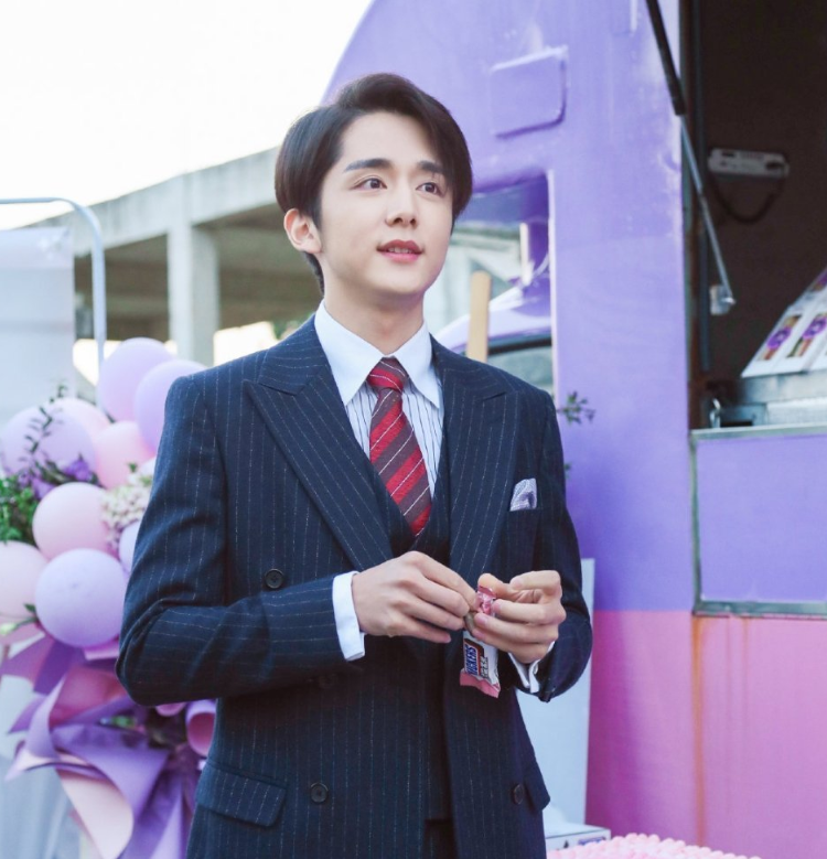 变成你的那一天|《变成你的那一天》路透，张新成生图颜值抗打，女主坐姿太霸气了