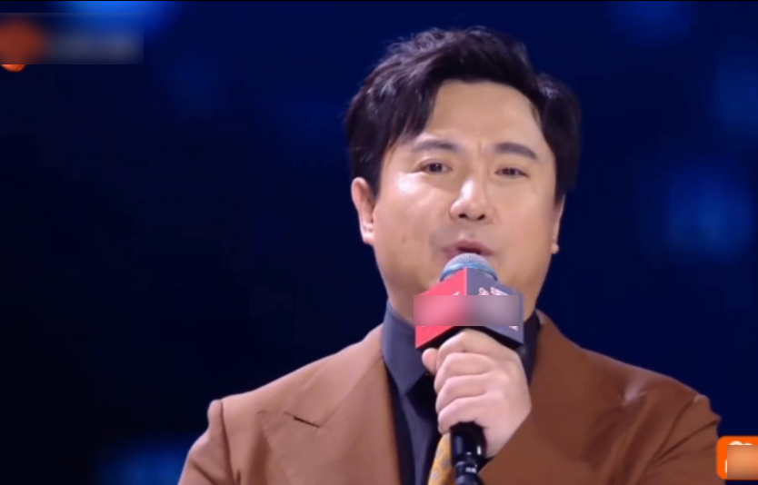 沈腾晒照健身翻车,主持直播晚会却暴露真实身材,是瘦是胖很显然_腾讯