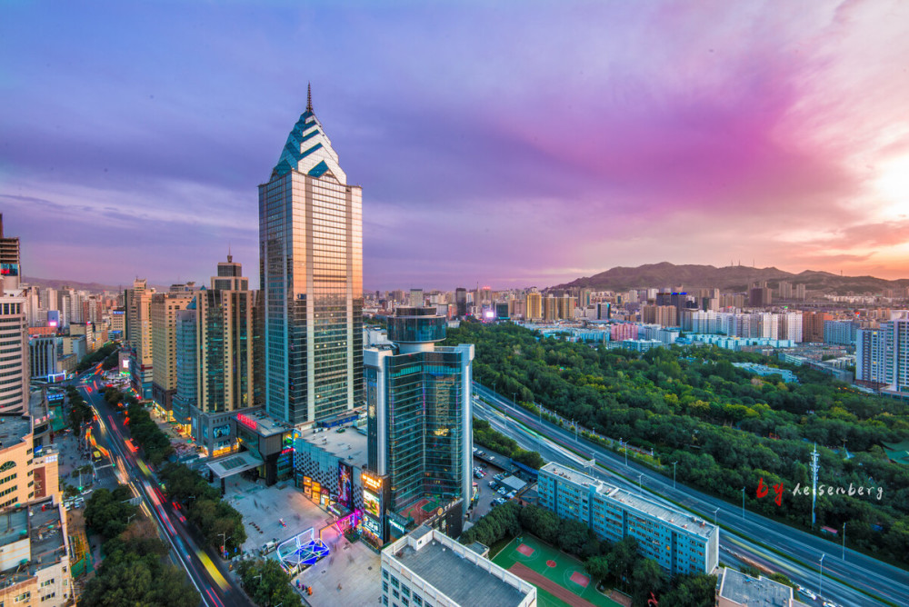 有的房产公司倒闭了,比如国营的宏大公司,900元钱一平方米的宏怡花园