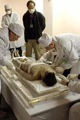 进行过解剖,经过专家们给出的精细诊断,推测出辛追夫人仙逝时只有50岁