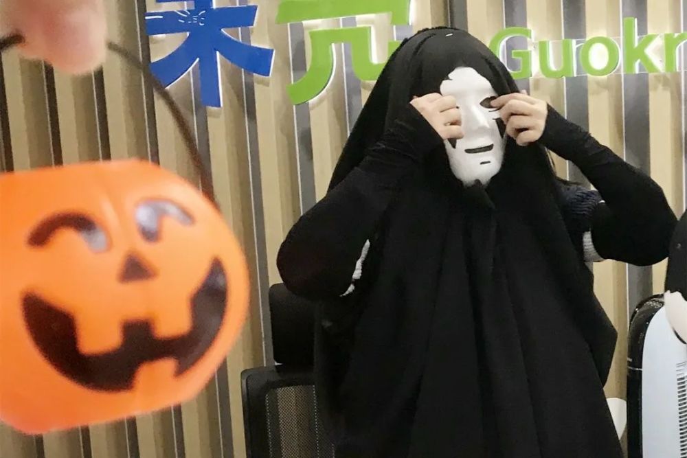 万圣节|一进公司发现前台有鬼在自毁双眼，人家说：这是为你好