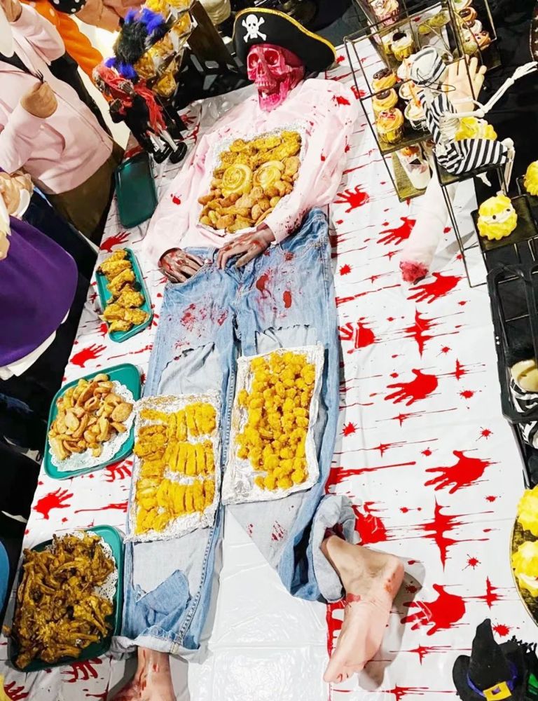 万圣节|一进公司发现前台有鬼在自毁双眼，人家说：这是为你好