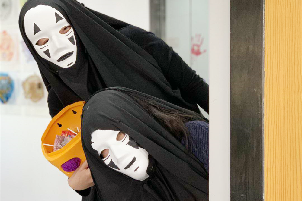 万圣节|一进公司发现前台有鬼在自毁双眼，人家说：这是为你好