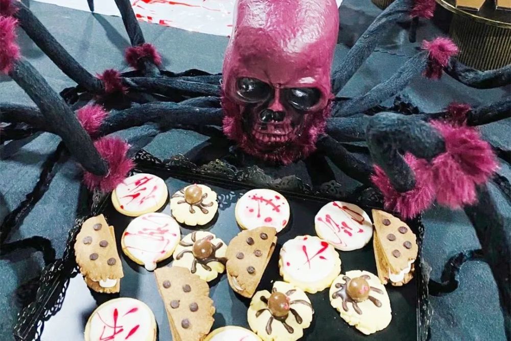 万圣节|一进公司发现前台有鬼在自毁双眼，人家说：这是为你好