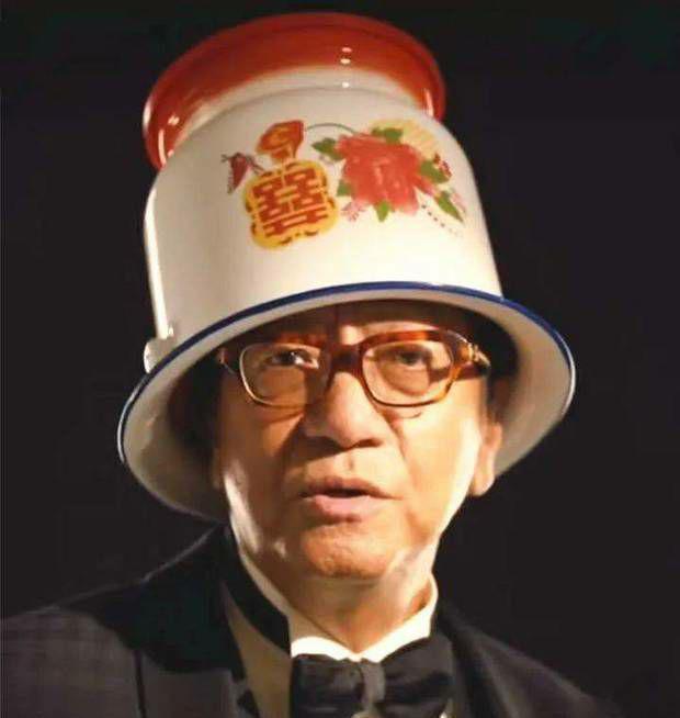 68岁陈友罕见露面皱纹太多很显老态头顶痰盂剪辑周星驰片段