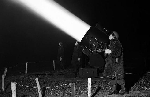 图为1943年1月,英国伦敦附近,英国辅助本土防务的女兵,操作一架探照灯