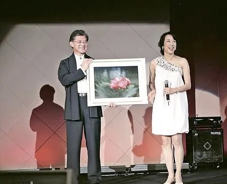 朱玲玲|霍启刚妈妈朱玲玲现身，虽离婚了却依然很有豪门范，和儿媳气质像