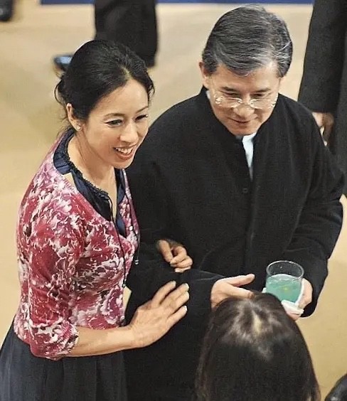 朱玲玲|霍启刚妈妈朱玲玲现身，虽离婚了却依然很有豪门范，和儿媳气质像