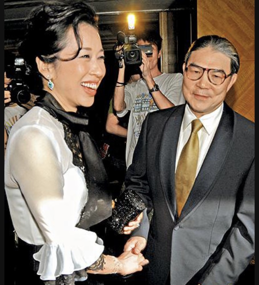 朱玲玲|霍启刚妈妈朱玲玲现身，虽离婚了却依然很有豪门范，和儿媳气质像