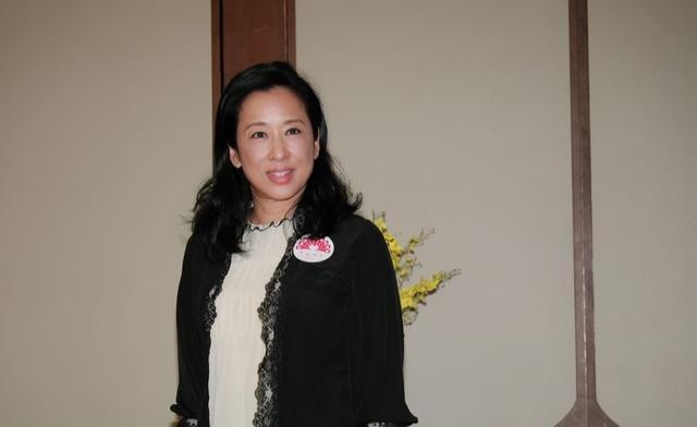 朱玲玲|霍启刚妈妈朱玲玲现身，虽离婚了却依然很有豪门范，和儿媳气质像